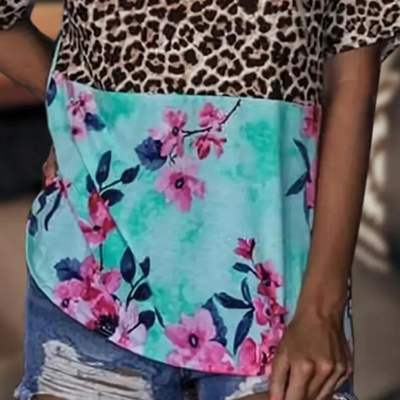 FLORAL LEOPARD PRINT COLORBLOCK V-NECK TEE - Picture 2 of 6